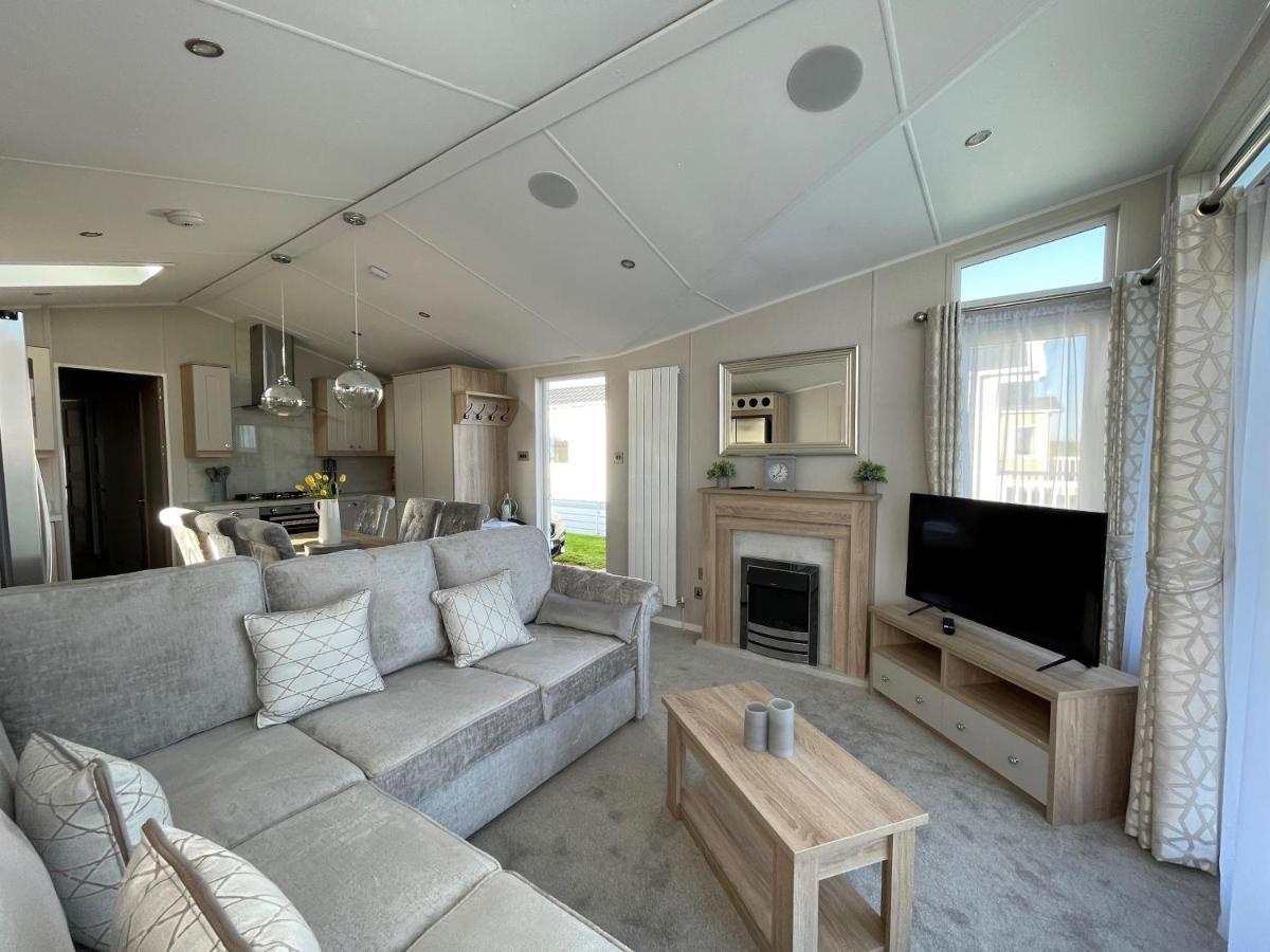 Beautiful Lodge With Full Sea Views At Broadland Sands In Suffolk Ref 20235Bs Hopton on Sea Exterior photo