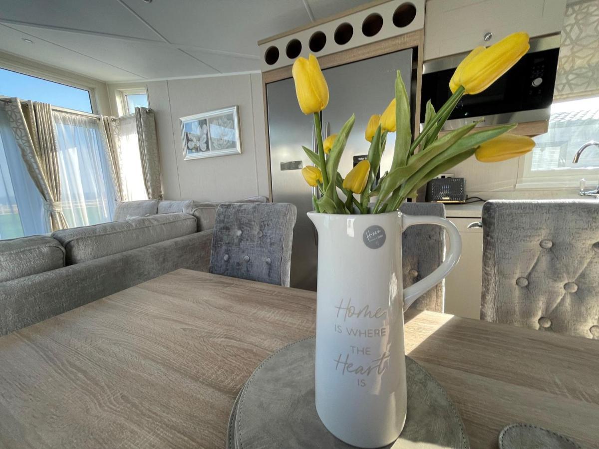 Beautiful Lodge With Full Sea Views At Broadland Sands In Suffolk Ref 20235Bs Hopton on Sea Exterior photo