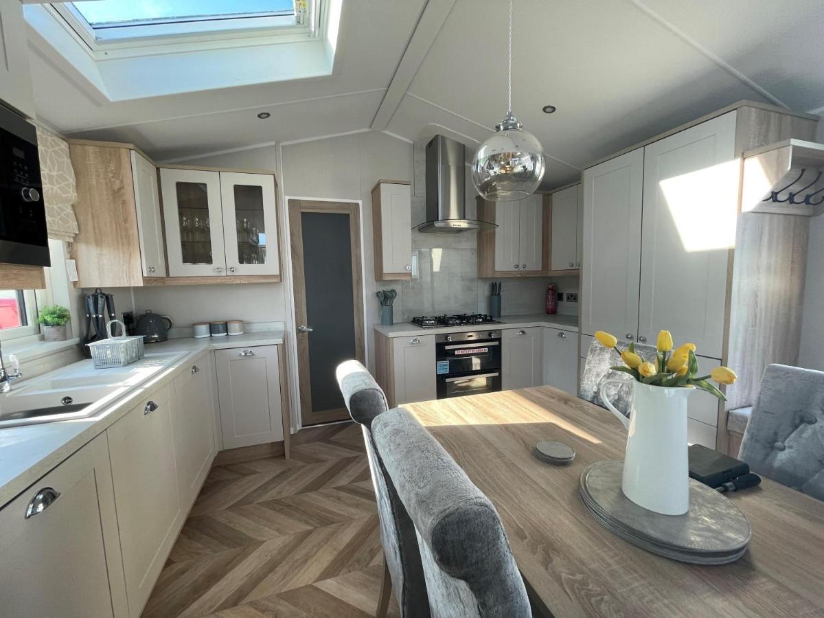 Beautiful Lodge With Full Sea Views At Broadland Sands In Suffolk Ref 20235Bs Hopton on Sea Exterior photo