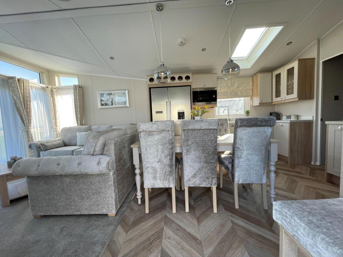 Beautiful Lodge With Full Sea Views At Broadland Sands In Suffolk Ref 20235Bs Hopton on Sea Exterior photo