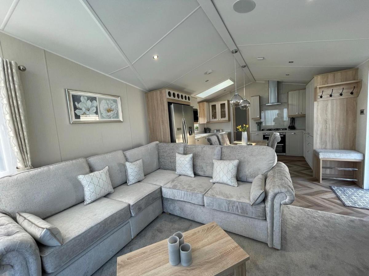 Beautiful Lodge With Full Sea Views At Broadland Sands In Suffolk Ref 20235Bs Hopton on Sea Exterior photo
