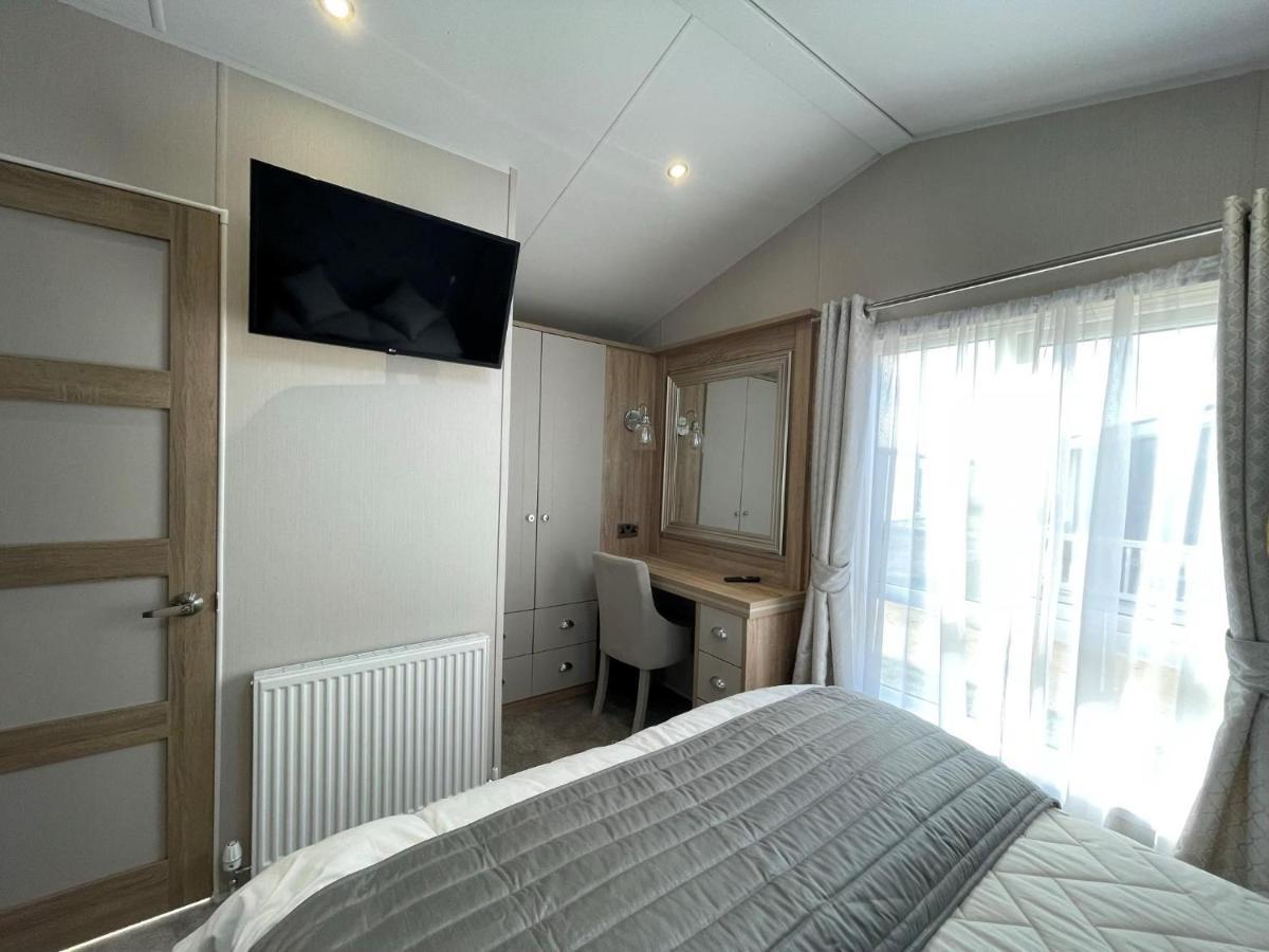 Beautiful Lodge With Full Sea Views At Broadland Sands In Suffolk Ref 20235Bs Hopton on Sea Exterior photo