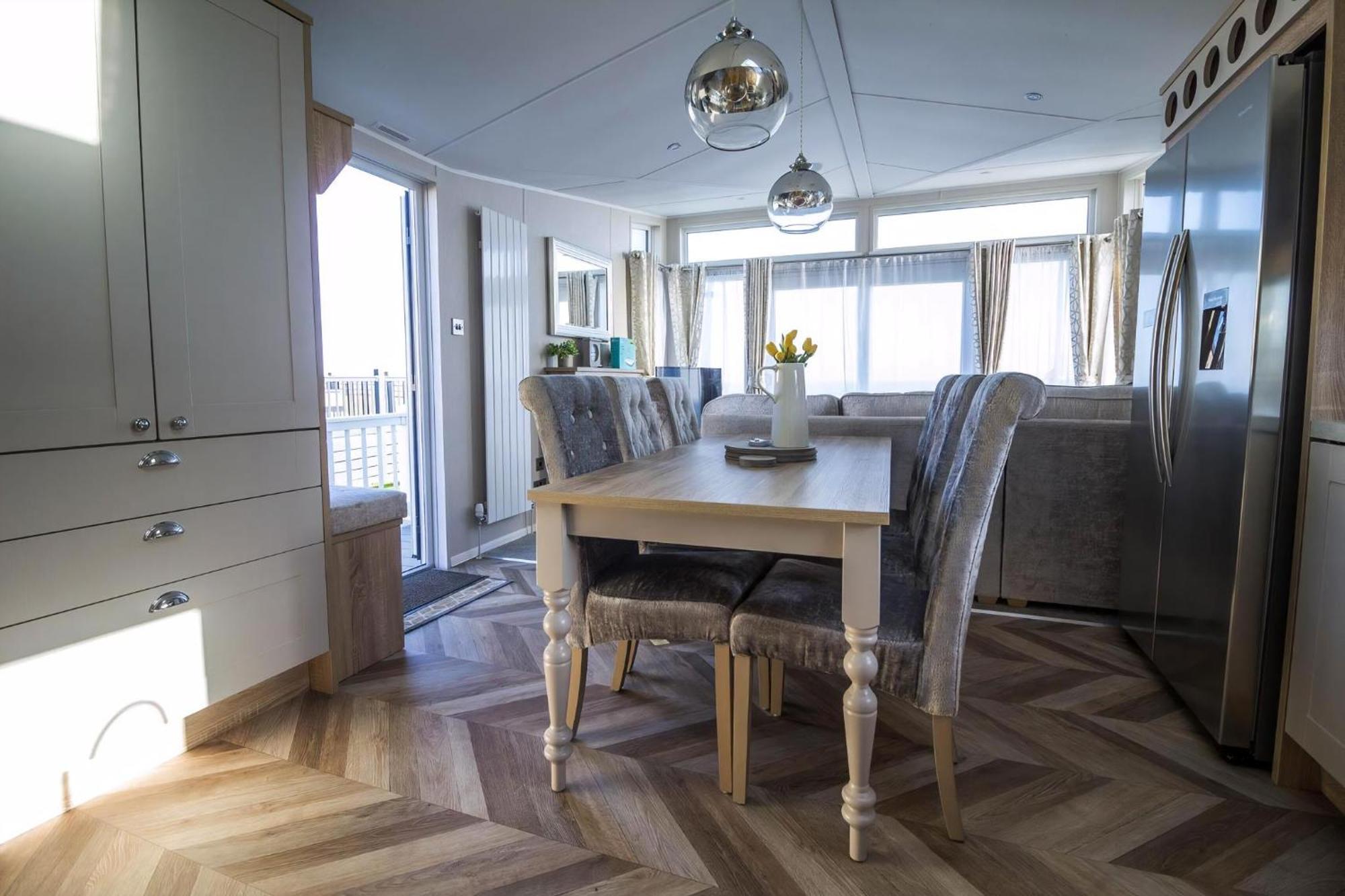 Beautiful Lodge With Full Sea Views At Broadland Sands In Suffolk Ref 20235Bs Hopton on Sea Exterior photo