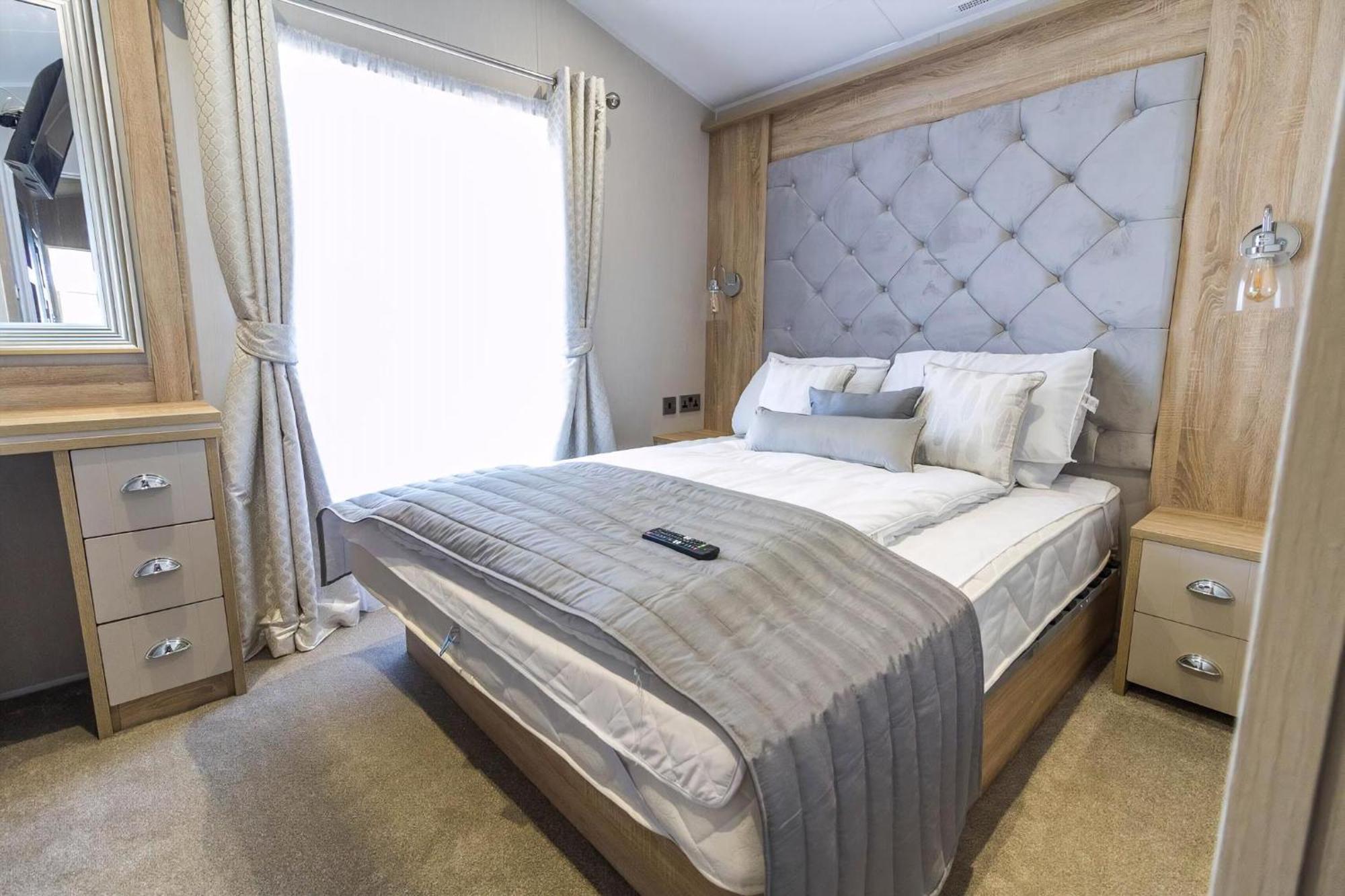 Beautiful Lodge With Full Sea Views At Broadland Sands In Suffolk Ref 20235Bs Hopton on Sea Exterior photo