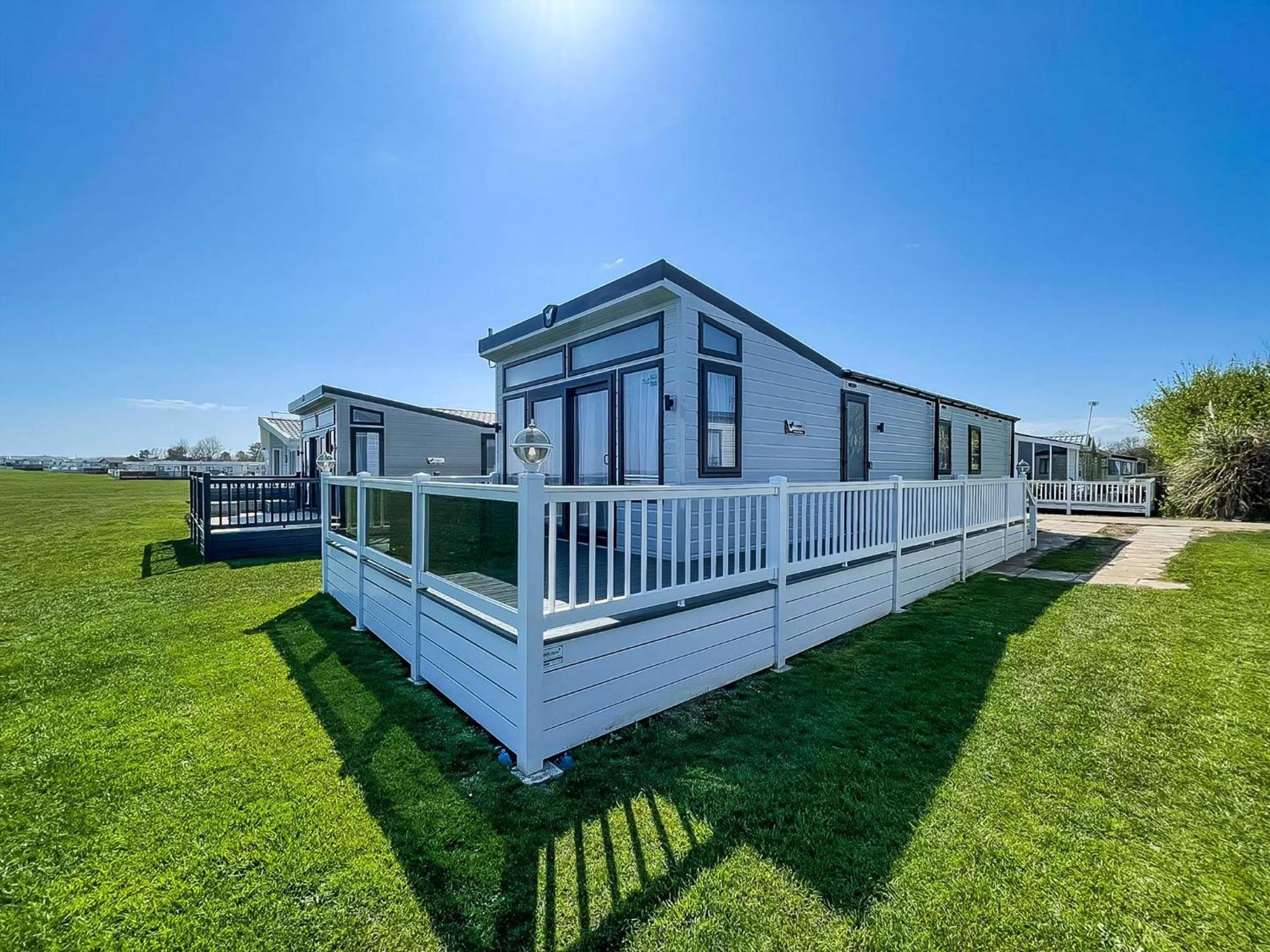 Beautiful Lodge With Full Sea Views At Broadland Sands In Suffolk Ref 20235Bs Hopton on Sea Exterior photo
