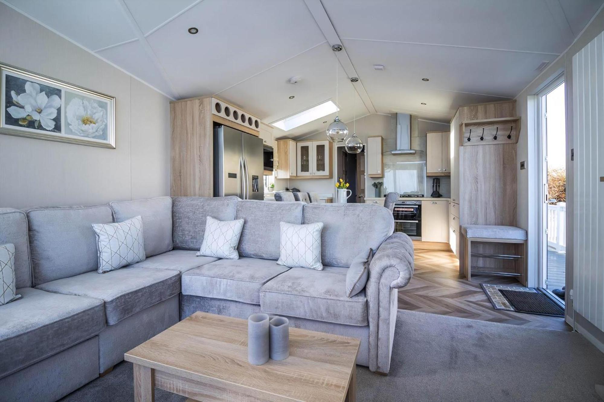 Beautiful Lodge With Full Sea Views At Broadland Sands In Suffolk Ref 20235Bs Hopton on Sea Exterior photo