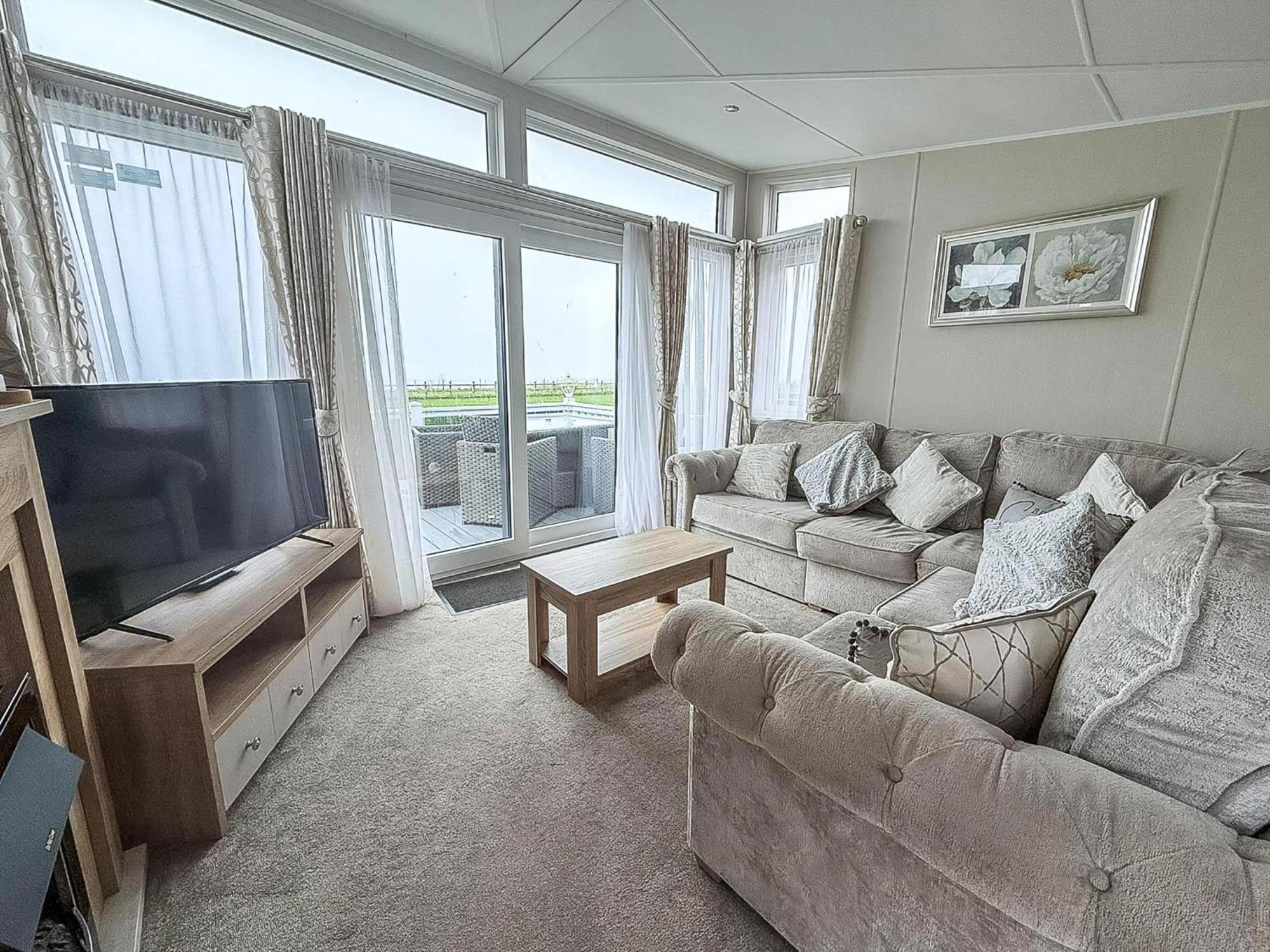 Beautiful Lodge With Full Sea Views At Broadland Sands In Suffolk Ref 20235Bs Hopton on Sea Exterior photo