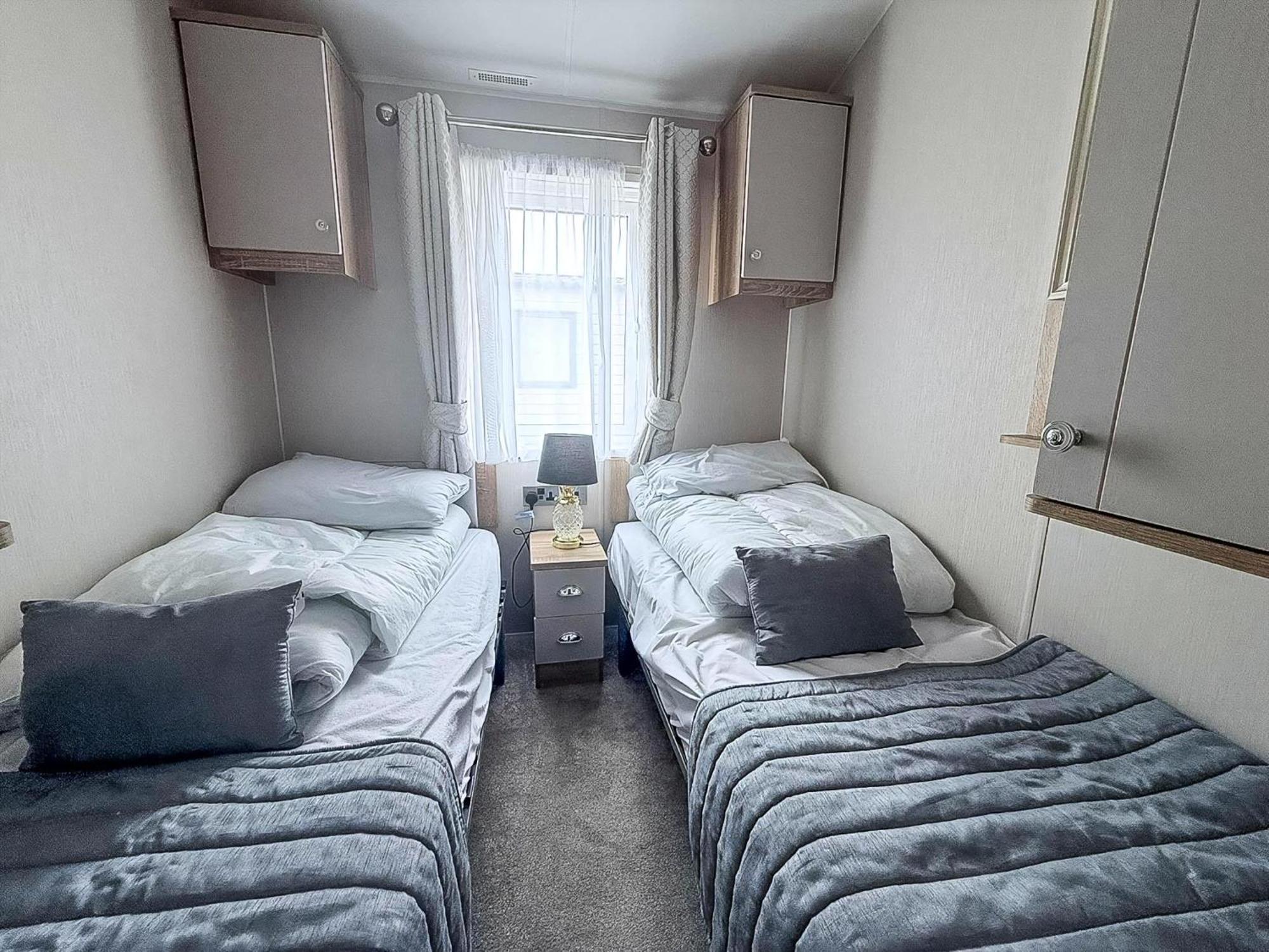 Beautiful Lodge With Full Sea Views At Broadland Sands In Suffolk Ref 20235Bs Hopton on Sea Exterior photo