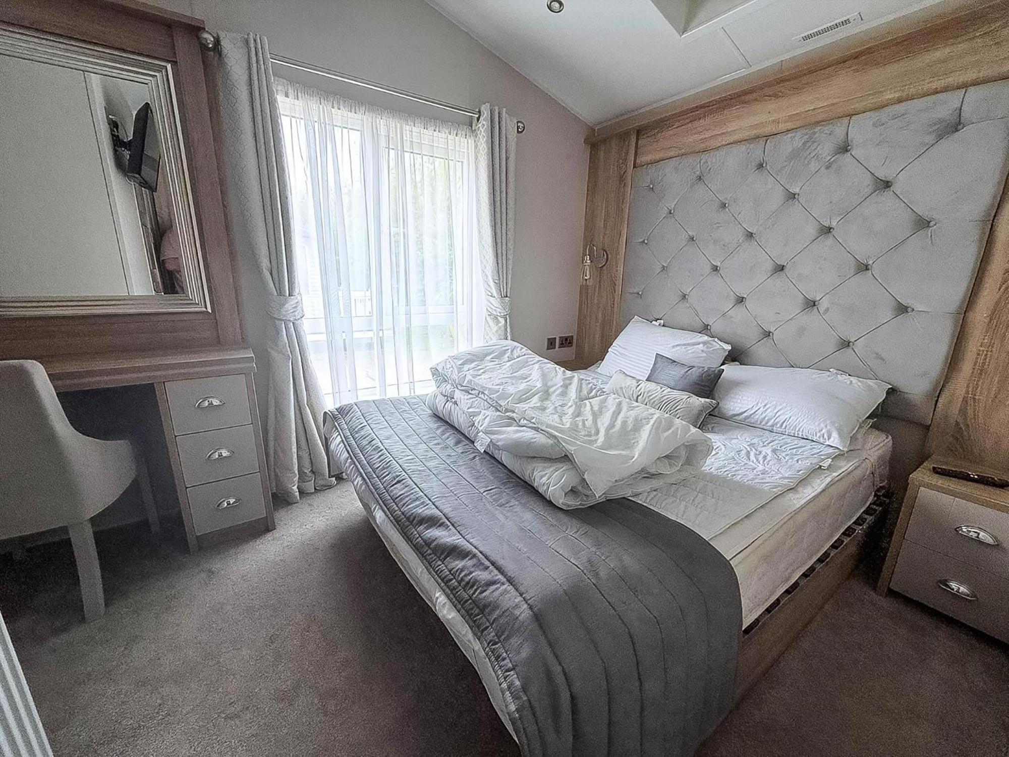 Beautiful Lodge With Full Sea Views At Broadland Sands In Suffolk Ref 20235Bs Hopton on Sea Exterior photo